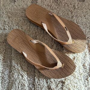 KuaiLu Tan Flip Flop Sandals Size 38